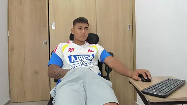 Snapshot of Hector_21_ chatting on July 3, 2026, 8:37 pm Hector 21 online show from July 3, 2026, 8:37 pm