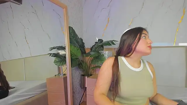 Snapshot of ChloeeMonroee chatting on October 31, 2025, 12:28 pm ChloeeMonroee online show from October 31, 2025, 12:28 pm