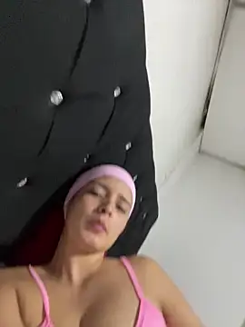 Mia jhoonson online show from November 10, 2025, 2:21 am