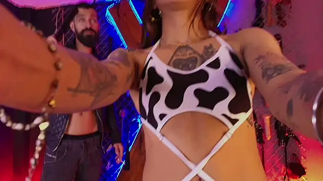 Snapshot of Warick_and_Aria_bdsm_ chatting on October 6, 2025, 7:33 pm Warick and Aria bdsm online show from October 6, 2025, 7:33 pm