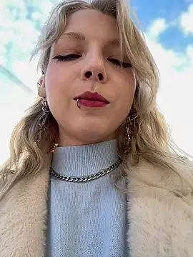 Snapshot of EveLittleSinner chatting on October 7, 2025, 8:44 am EveLittleSinner online show from October 7, 2025, 8:44 am