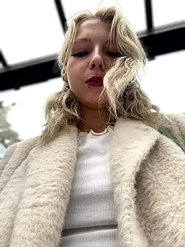 Snapshot of EveLittleSinner chatting on October 10, 2025, 10:14 am EveLittleSinner online show from October 10, 2025, 10:14 am