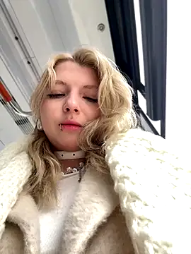 Snapshot of EveLittleSinner chatting on October 22, 2025, 9:09 am EveLittleSinner online show from October 22, 2025, 9:09 am