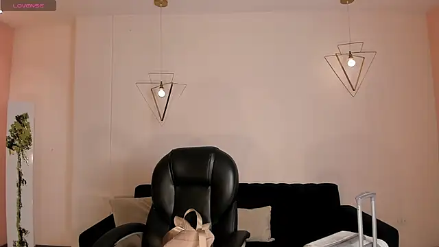 NataliaGaret online show from May 6, 2026, 9:47 am
