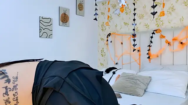 Snapshot of Celeste_Ackerman chatting on October 24, 2025, 7:54 pm Celeste Ackerman online show from October 24, 2025, 7:54 pm