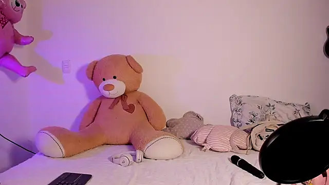 SoftKuro online show from September 12, 2025, 6:46 am