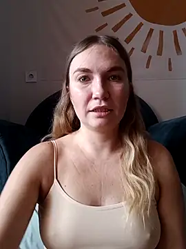 Snapshot of KisaVixen chatting on October 3, 2025, 9:17 am KisaVixen online show from October 3, 2025, 9:17 am