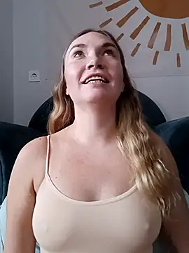 Snapshot of KisaVixen chatting on October 4, 2025, 8:34 am KisaVixen online show from October 4, 2025, 8:34 am