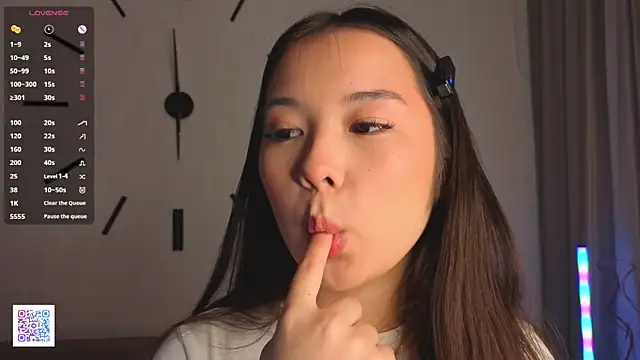 AlberthaEscue online show from October 9, 2025, 4:32 am