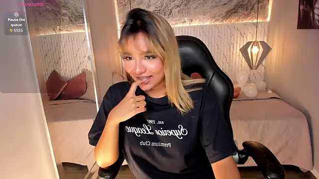 Snapshot of Emilly_mell chatting on October 17, 2025, 11:57 am Emilly mell online show from October 17, 2025, 11:57 am