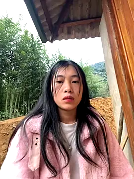 Snapshot of EmLy02 chatting on November 16, 2025, 11:43 pm EmLy02 online show from November 16, 2025, 11:43 pm