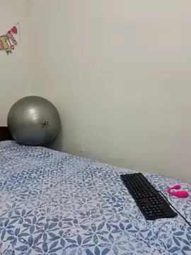 Snapshot of Nina_vallon chatting on October 4, 2025, 10:35 am Nina vallon online show from October 4, 2025, 10:35 am