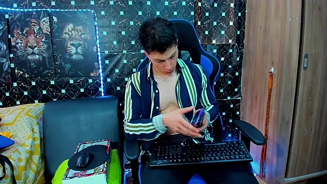 javiersexymann online show from September 30, 2025, 8:58 pm