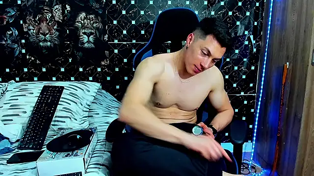 javiersexymann online show from July 18, 2026, 4:16 am