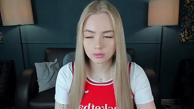 AvroraGoldie online show from October 17, 2025, 10:29 am