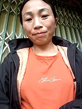 lucybaby00 online show from April 30, 2026, 10:32 am