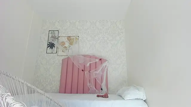 Snapshot of emy_barnert chatting on October 19, 2025, 12:17 pm emy barnert online show from October 19, 2025, 12:17 pm