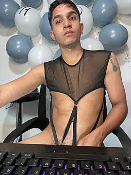 Angel latinboy online show from March 4, 2026, 12:33 pm