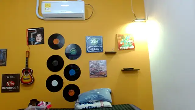 Snapshot of skinnyverus18 chatting on September 17, 2025, 6:42 pm skinnyverus18 online show from September 17, 2025, 6:42 pm