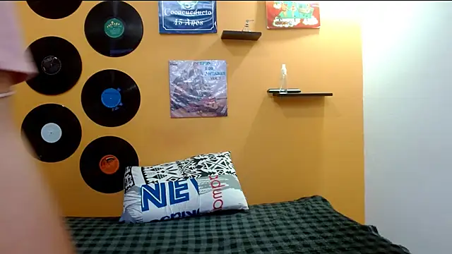 Snapshot of skinnyverus18 chatting on October 9, 2025, 6:28 pm skinnyverus18 online show from October 9, 2025, 6:28 pm