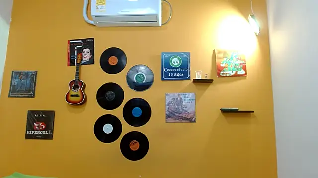 Snapshot of skinnyverus18 chatting on October 31, 2025, 7:04 pm skinnyverus18 online show from October 31, 2025, 7:04 pm