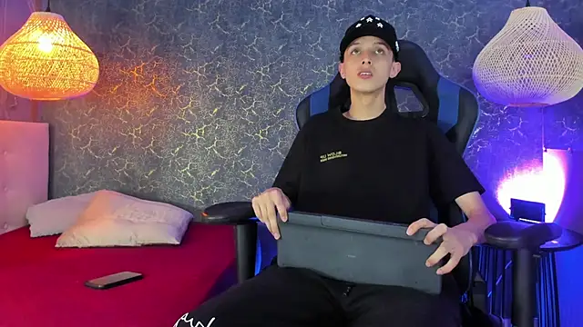 ArthurCox online show from November 13, 2025, 5:34 pm