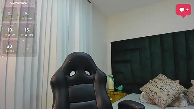 SaraWagner  online show from September 29, 2025, 12:16 am