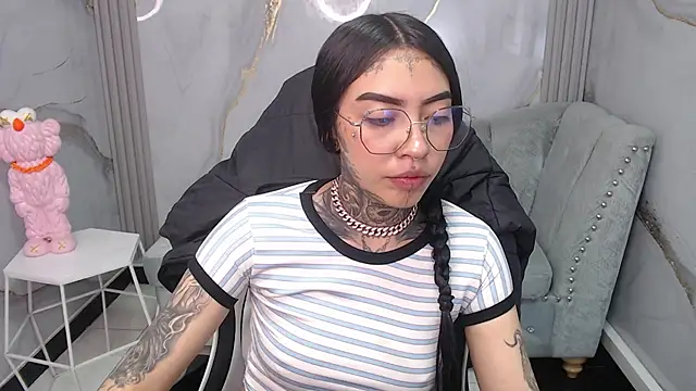 Ashley Blum v online show from October 30, 2025, 1:01 pm