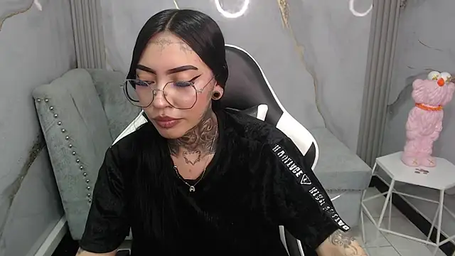 Ashley Blum v online show from November 28, 2025, 8:11 pm