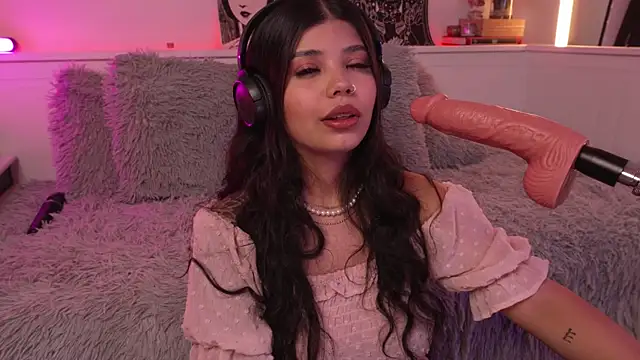 sophieee art online show from February 13, 2026, 8:38 pm