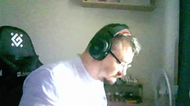 Snapshot of SirAbuser chatting on September 17, 2025, 5:53 am SirAbuser online show from September 17, 2025, 5:53 am