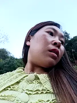 Snapshot of vivi_cute chatting on October 12, 2025, 10:36 am vivi cute online show from October 12, 2025, 10:36 am