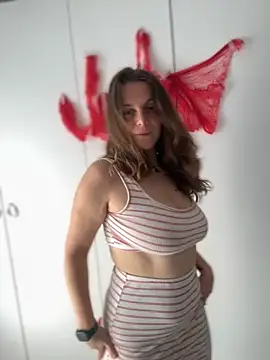 TenderLaGlamor online show from October 17, 2025, 9:34 am