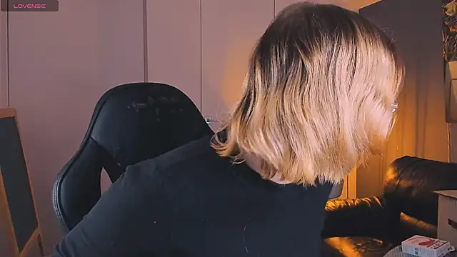 Amanda Butlerr online show from November 1, 2025, 9:44 am