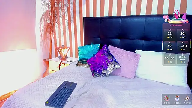 LunaToledo online show from November 19, 2025, 12:38 pm