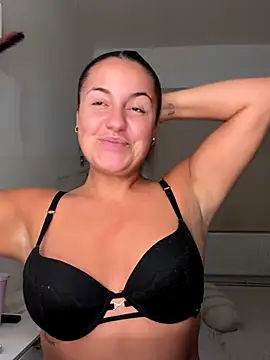 Snapshot of AlyssaAngell chatting on November 3, 2025, 8:21 pm AlyssaAngell online show from November 3, 2025, 8:21 pm