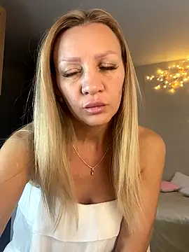 Snapshot of Bellissa_ chatting on October 10, 2025, 8:35 am Bellissa  online show from October 10, 2025, 8:35 am