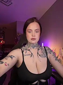 Snapshot of Mariiiiiway chatting on October 12, 2025, 4:17 pm Mariiiiiway online show from October 12, 2025, 4:17 pm