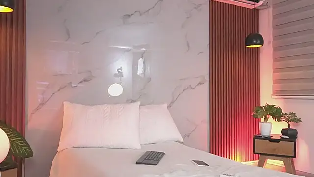 Snapshot of SophieCollins_1 chatting on April 30, 2026, 11:49 am SophieCollins 1 online show from April 30, 2026, 11:49 am
