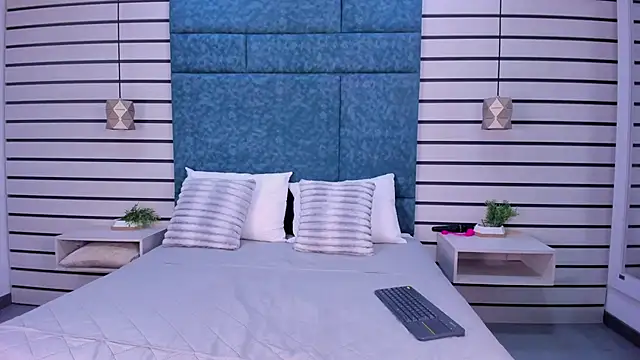 Snapshot of NatyLeone chatting on September 16, 2025, 8:21 pm NatyLeone online show from September 16, 2025, 8:21 pm