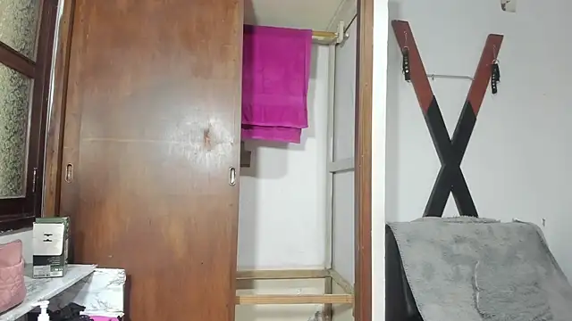 EmmaHollis online show from October 7, 2025, 12:35 pm