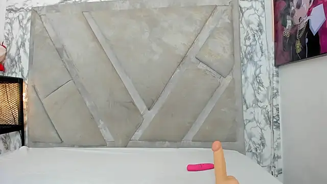 EmmaHollis online show from November 13, 2025, 12:37 pm