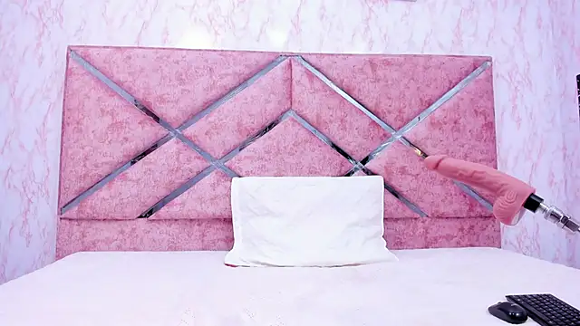 Snapshot of HOT_EMIILY_ chatting on October 18, 2025, 11:44 am HOT EMIILY  online show from October 18, 2025, 11:44 am