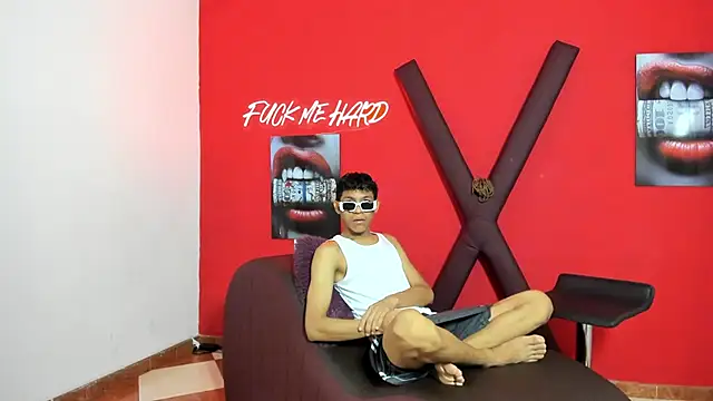 Snapshot of BEAUTY_BOYS1 chatting on March 6, 2026, 7:21 pm BEAUTY BOYS1 online show from March 6, 2026, 7:21 pm