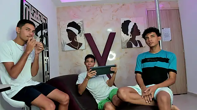 Snapshot of BEAUTY_BOYS1 chatting on March 17, 2026, 1:14 pm BEAUTY BOYS1 online show from March 17, 2026, 1:14 pm