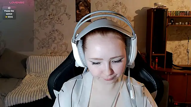 PansyBorriello online show from September 29, 2025, 4:12 pm