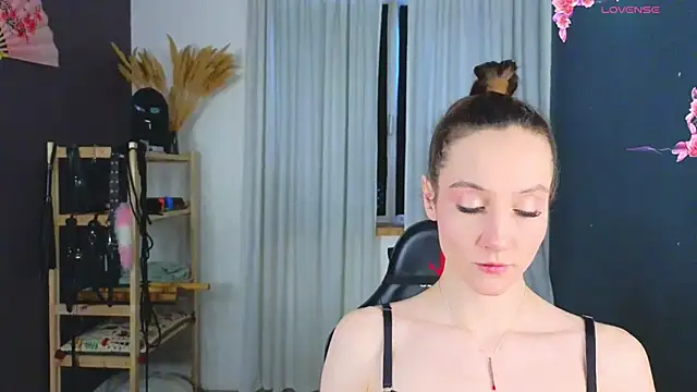 Snapshot of laracroftmansion chatting on May 6, 2026, 3:28 pm laracroftmansion online show from May 6, 2026, 3:28 pm