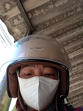 Snapshot of _Helala_ chatting on October 5, 2025, 2:43 am  Helala  online show from October 5, 2025, 2:43 am