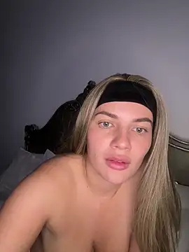 Snapshot of little_lola_x chatting on October 26, 2025, 10:58 pm little lola x online show from October 26, 2025, 10:58 pm