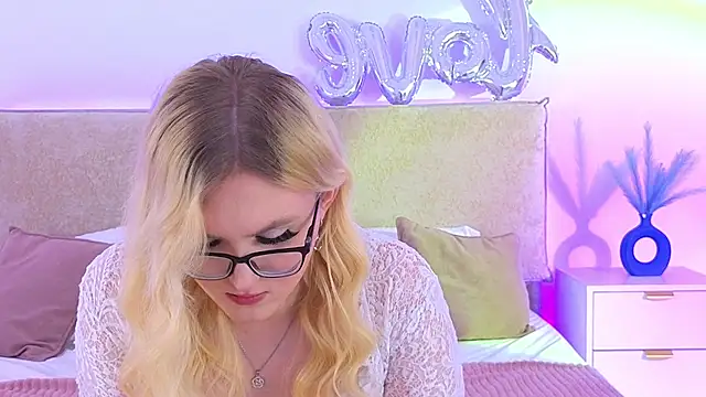 Snapshot of Jules_night chatting on August 2, 2026, 9:13 pm Jules night online show from August 2, 2026, 9:13 pm